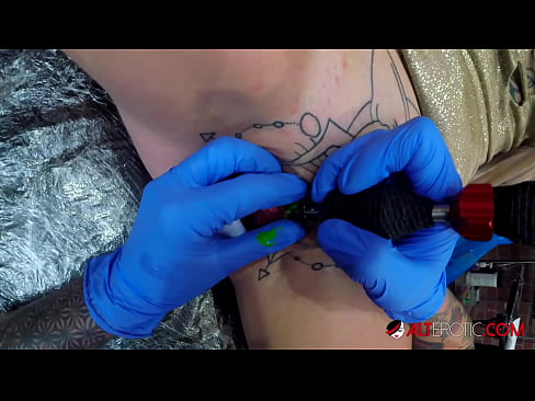 ❤️ Extreem getatoeëerde hottie Sully Savage kreeg een tatoeage op haar clitoris ❌ Super sex at us nl.xxxpornolive.ru ️❤